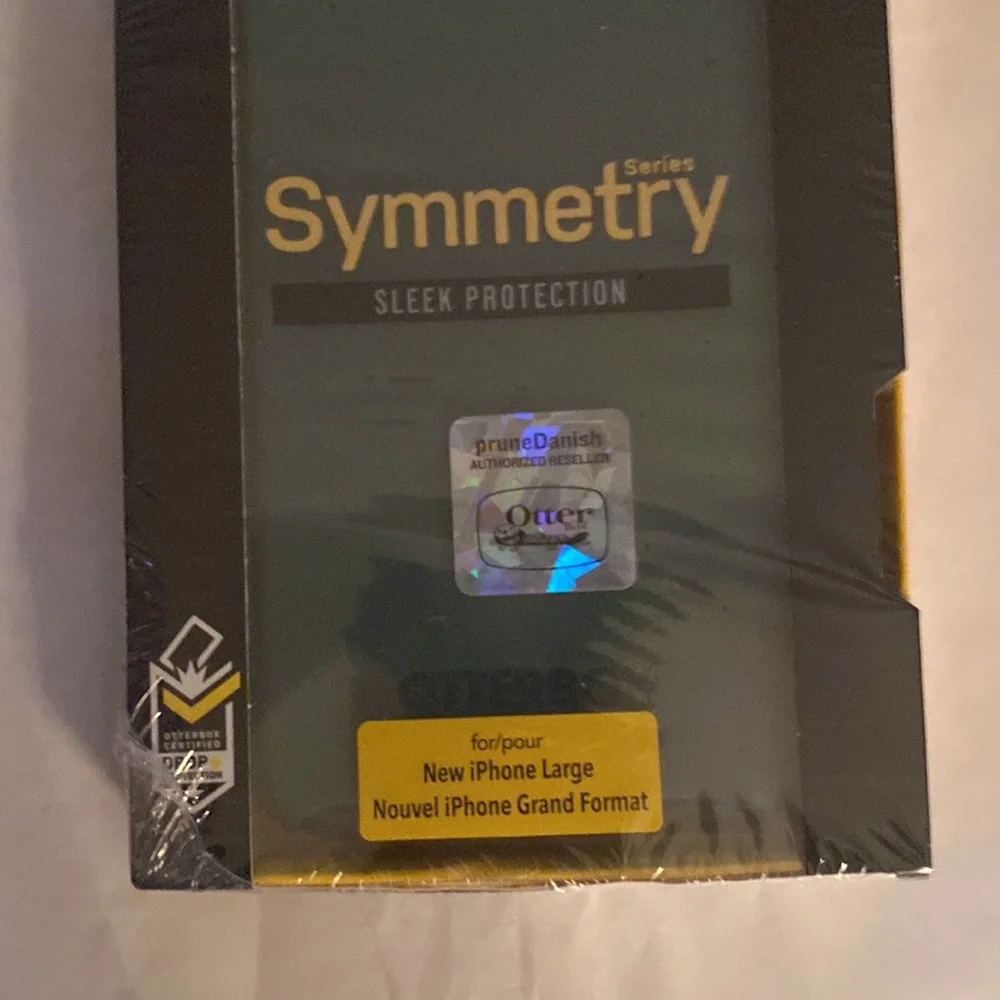 New Otter Box Symmetry Sleek Protection. Compatible with IPhone 14 and XS MAX